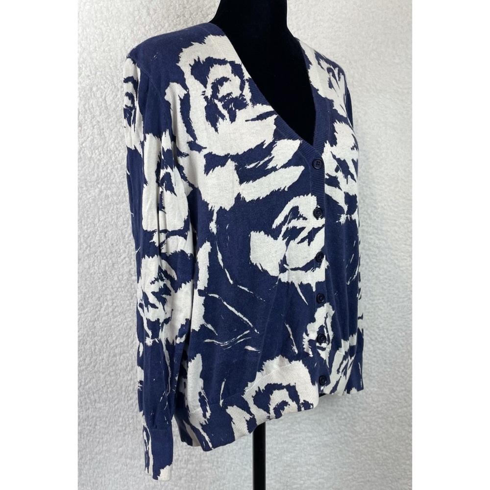 ST. JOHN’S BAY • Blue/White Floral Print V-Neck Long Sleeve Cardigan - Picture 3 of 16